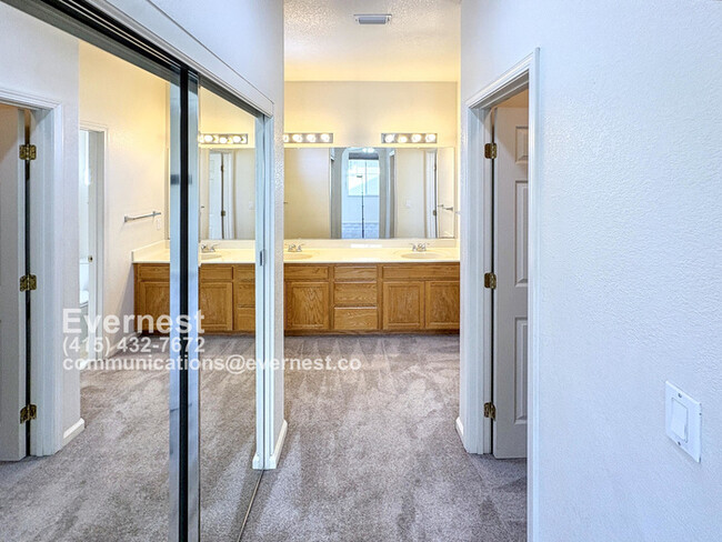 Building Photo - Gorgeous 3-Bedroom Home in a Prime Locatio...