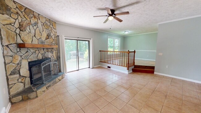 Building Photo - Charming 3 bedroom / 2 bathroom home with large fenced backyard near shopping & Fort Bragg!