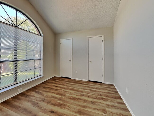 Building Photo - Charming 3BR Home for Rent in Hillside Heights, Dallas TX | Vaulted Ceilings | 2-Car Garage | Pet...