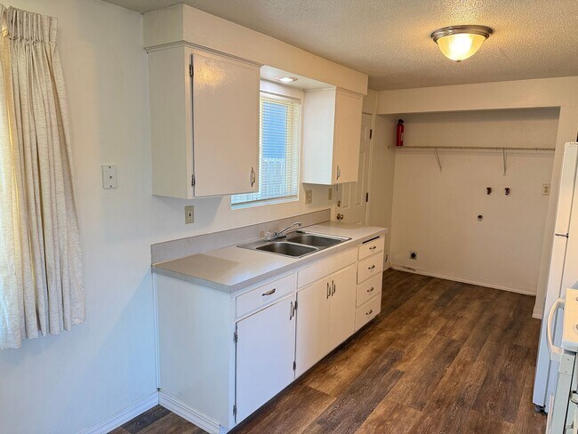Building Photo - Updated single level 2 bed/1 bath duplex in Springfield!