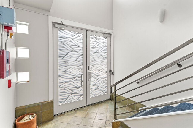 Building Photo - Lovely 2 Bed, 1.5 Bi-Level Hayes Valley Co...