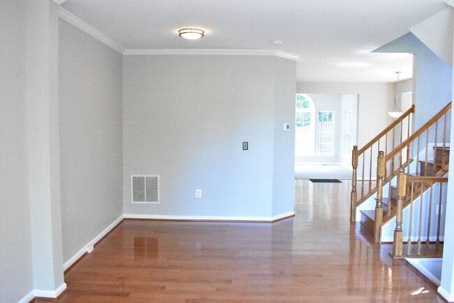 Building Photo - North Stafford End Unit Townhome !!