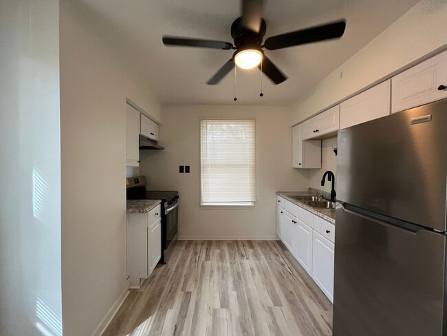 Building Photo - 3 Bedroom Duplex