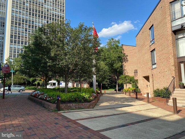Building Photo - 130 Spruce St
