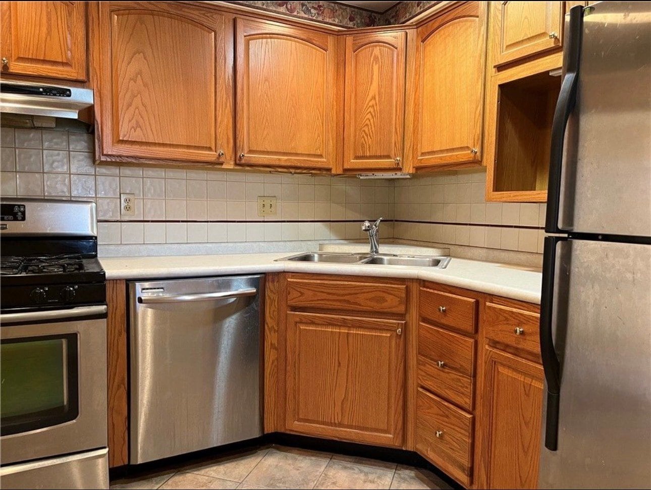 Building Photo - 135 Greenbriar Dr