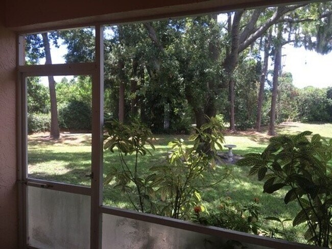 Building Photo - Ground floor Condo off Universiy