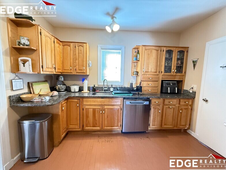 Building Photo - 14 Lyons Ct