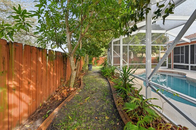 Building Photo - 3044 SW Savona Blvd