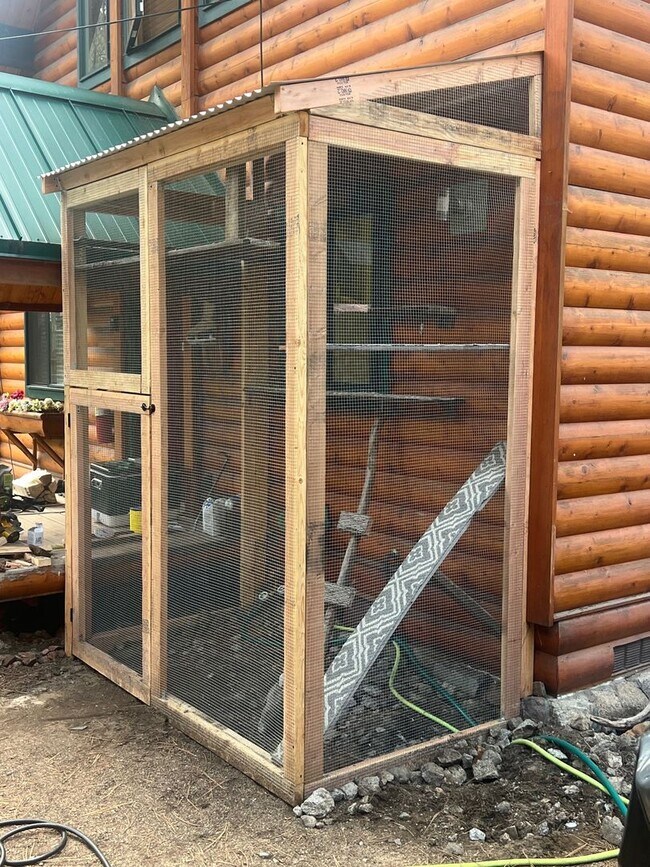 Building Photo - Furnished mountain cabin