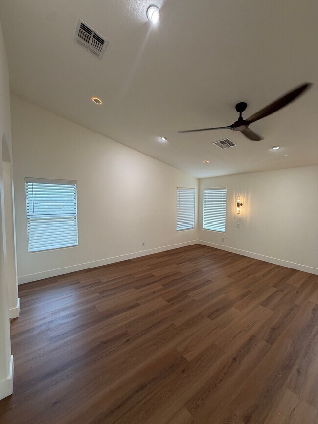 Building Photo - 2741 E Quiet Hollow Ln