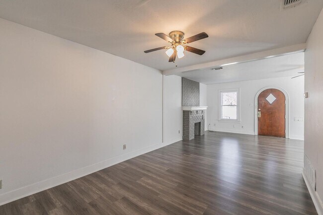 Building Photo - 2 bedroom 1 bath duplex in Arlington Heights