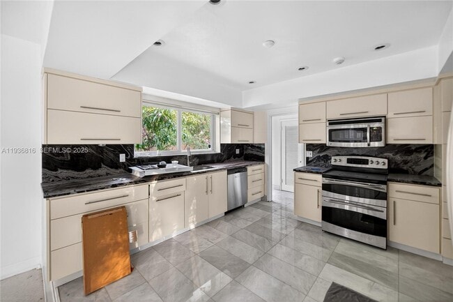 Building Photo - 1100 N Shore Dr