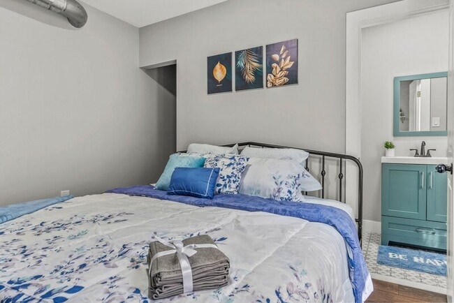 Building Photo - 4821 Walnut St