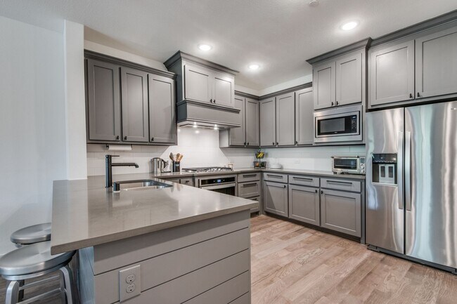 Building Photo - Lovely Las Colinas Townhome