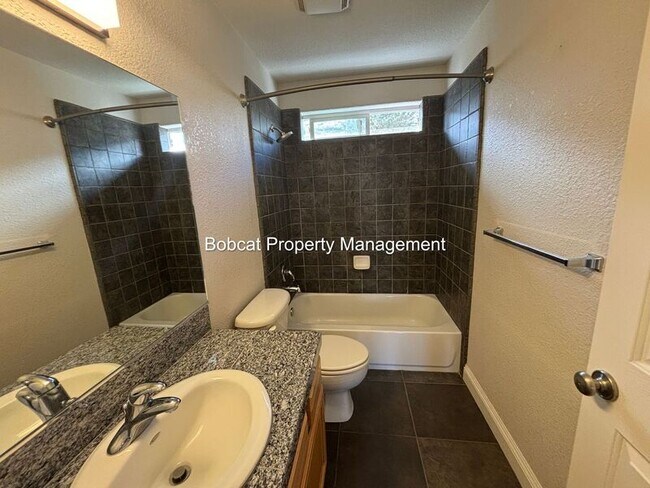 Building Photo - 1320 Thompson St