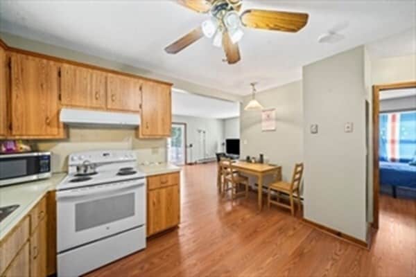 Building Photo - 453 Pond St