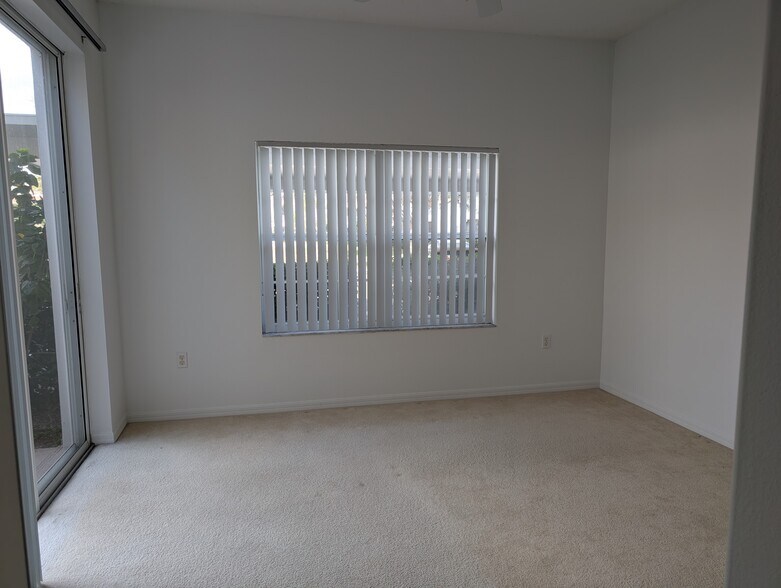 Building Photo - 4202 Central Sarasota Pky