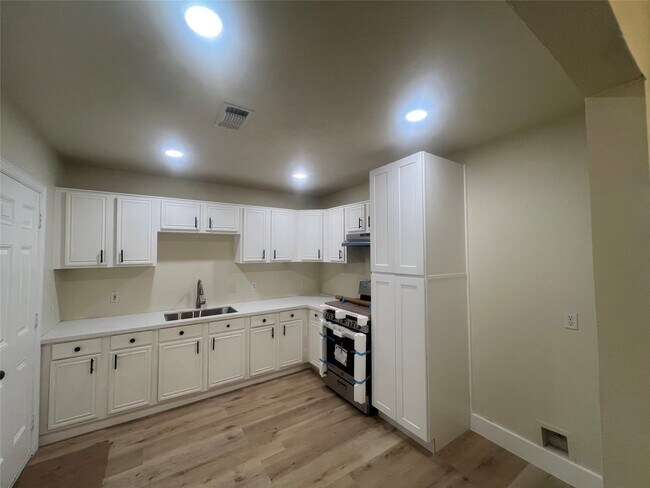 Building Photo - 5735 Kenilwood Dr