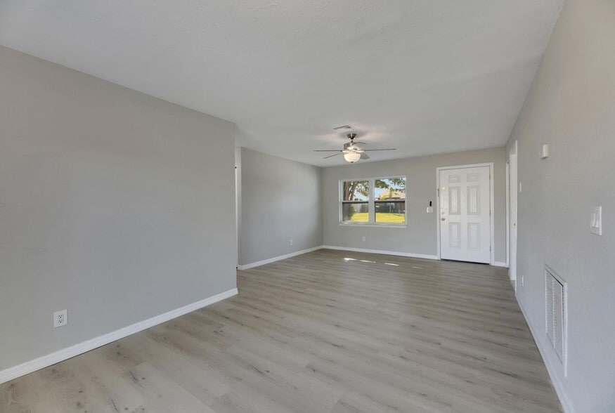 Building Photo - 527 Fox Run Trail