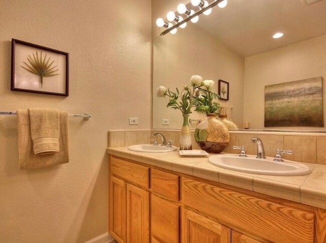 Building Photo - UPGRADED TOWNHOME IN RIVERMARK SOUGHT-AFTER WALK-UP SETTING