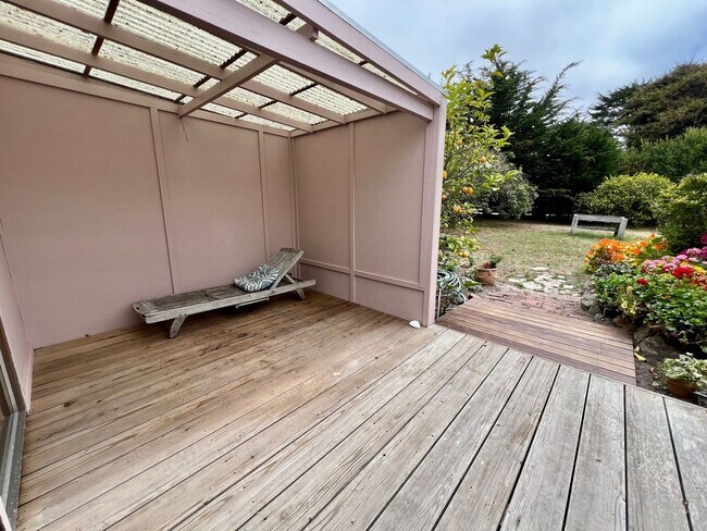 Building Photo - Large 4 bedroom 3 bathroom home in Pacific...