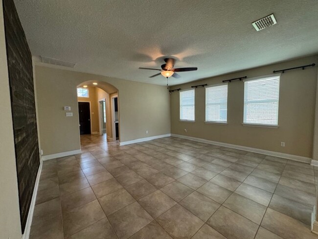 Building Photo - Beautiful Open Floor Plan with 3 Bedroom 2...