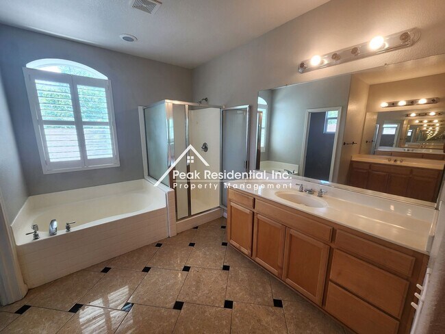 Building Photo - Spacious Stockton 5bd/3ba back up to Elkhorn Golf Club