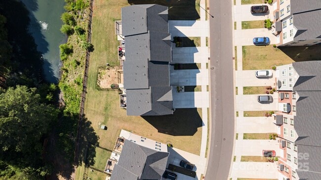 Building Photo - 2665 Grantham Place Dr