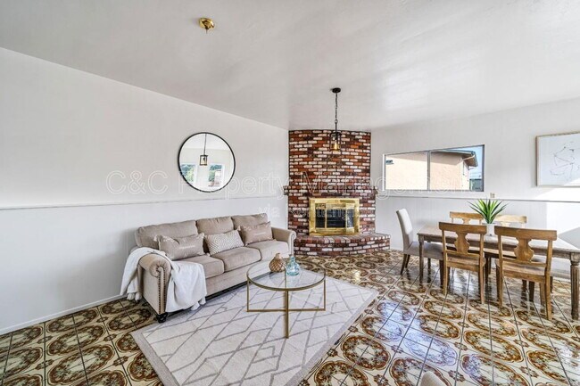 Building Photo - 582 Newton St