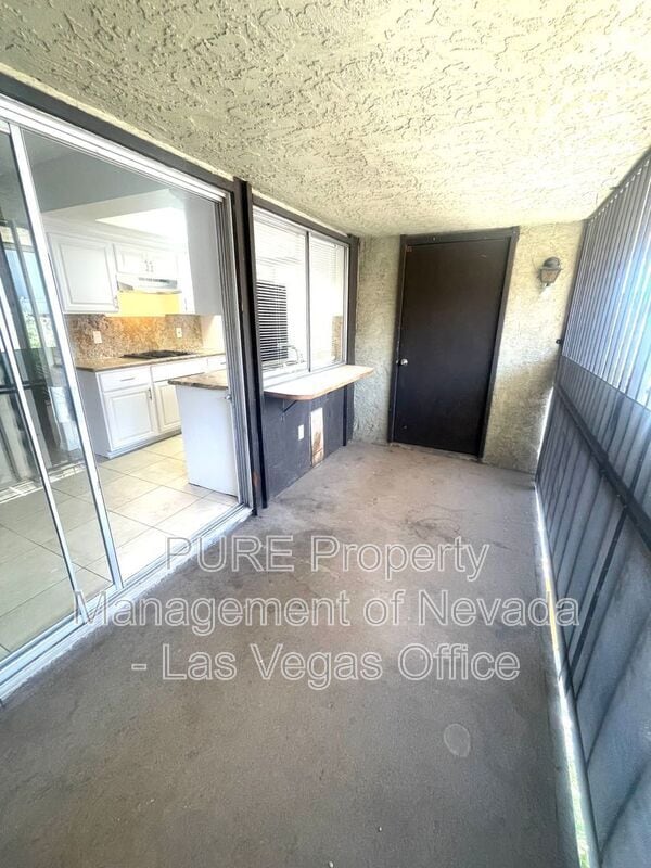 Building Photo - 1405 E Vegas Valley Dr