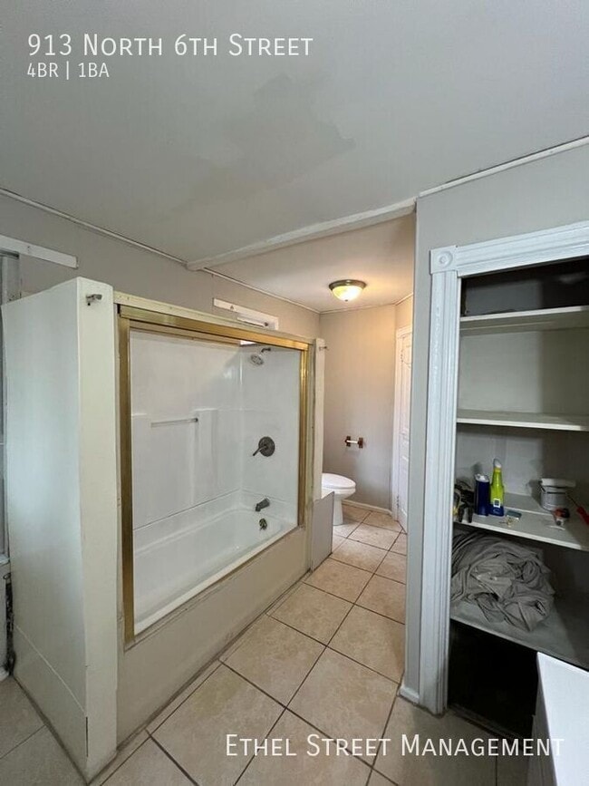 Building Photo - 913 N 6th St