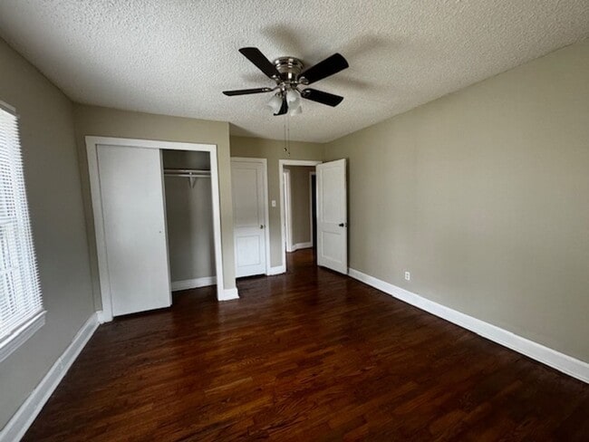Building Photo - 2 Bedroom 1 Bath House with garage
