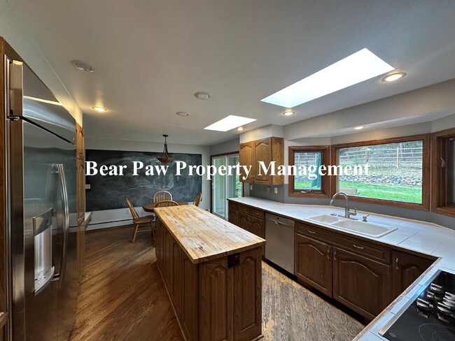 Building Photo - Lovely Home in Soda Creek!!