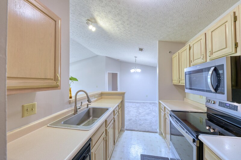 Building Photo - 2323 Vicente Ct