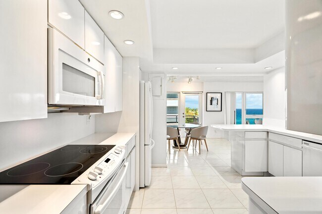 Building Photo - 2066 N Ocean Blvd