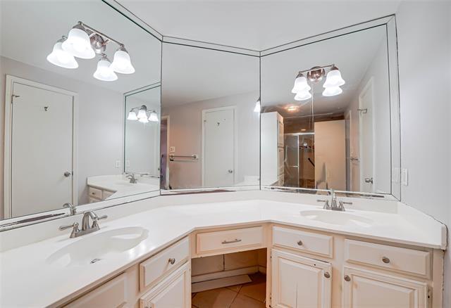 Building Photo - 3550 Country Square Dr