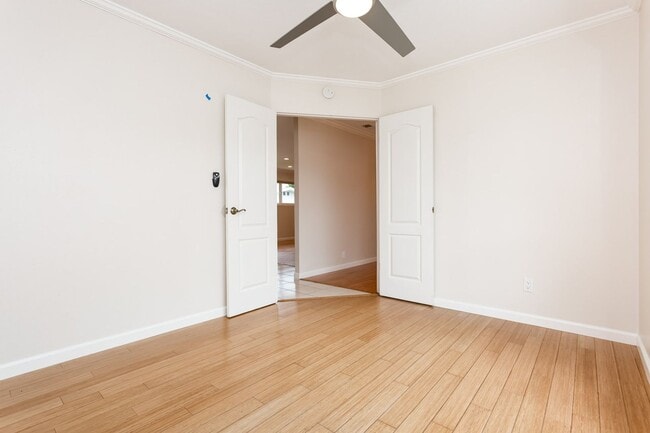 Building Photo - Traditional Single Family with Spacious Yard!