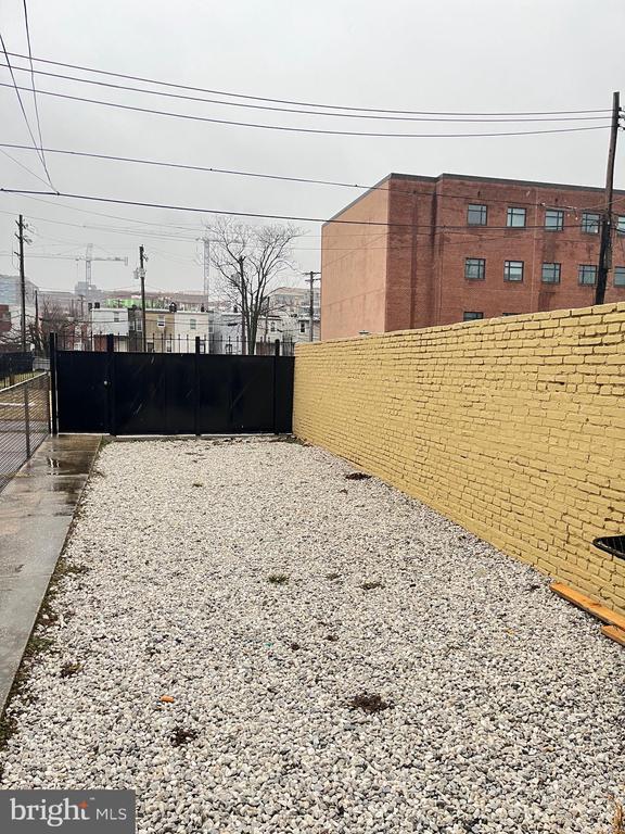 Building Photo - 516 N Patterson Park Ave