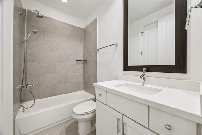 Building Photo - 823 Paige St