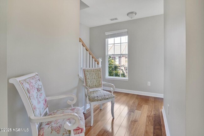 Building Photo - 1790 Queen Anne