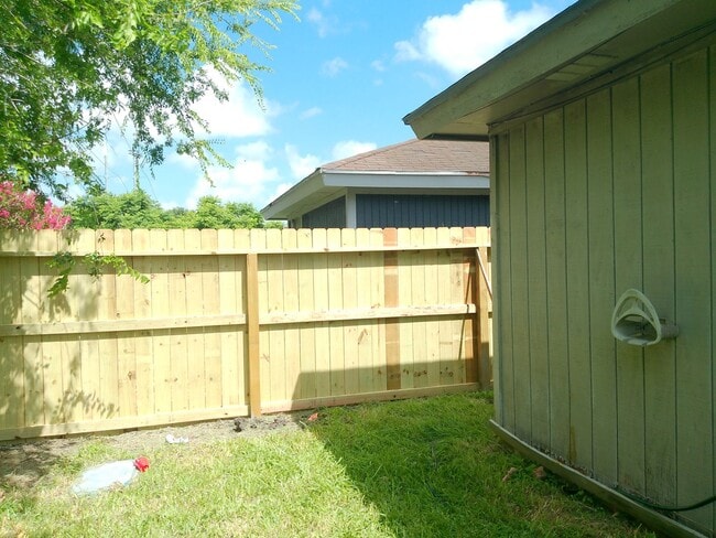 Building Photo - 2614 Camargo Dr