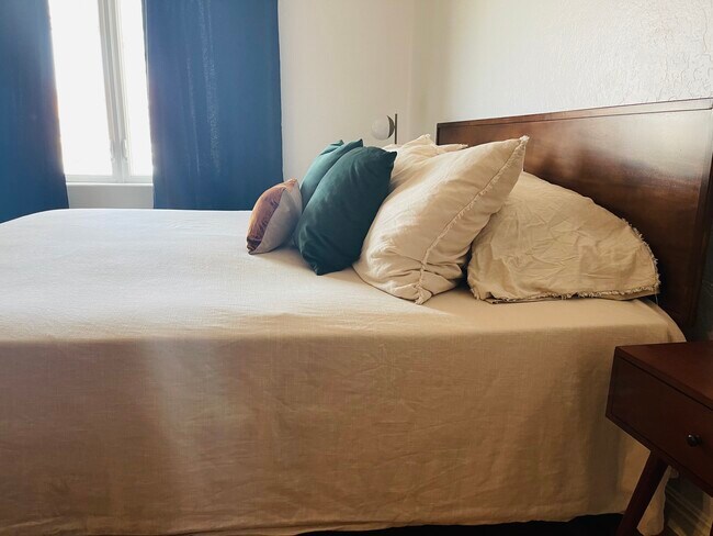 Building Photo - 1529 E Pierce St