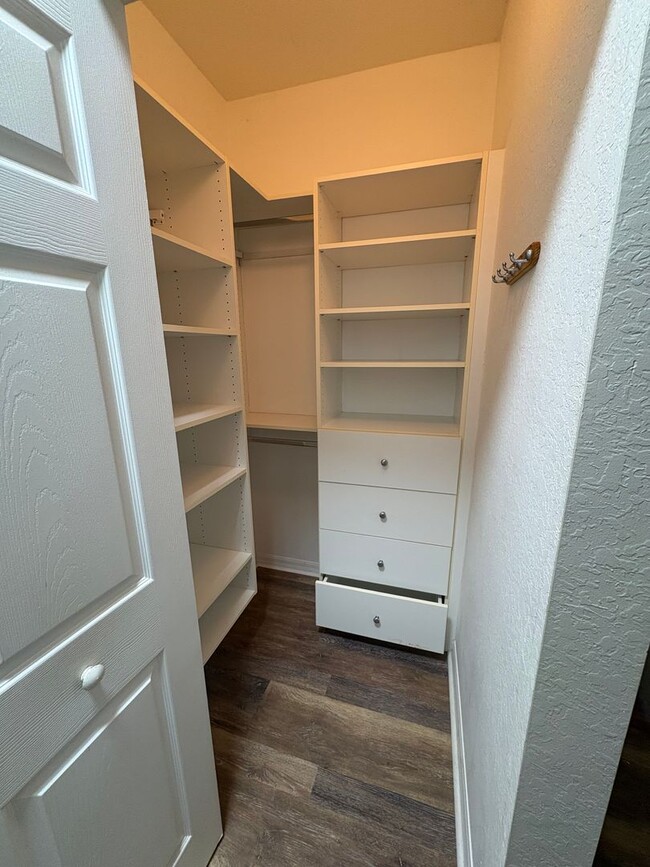 Building Photo - Bright & Beautiful 2/2 Condo in The Estate...
