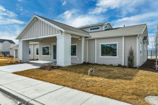 Building Photo - 667 N 380 W
