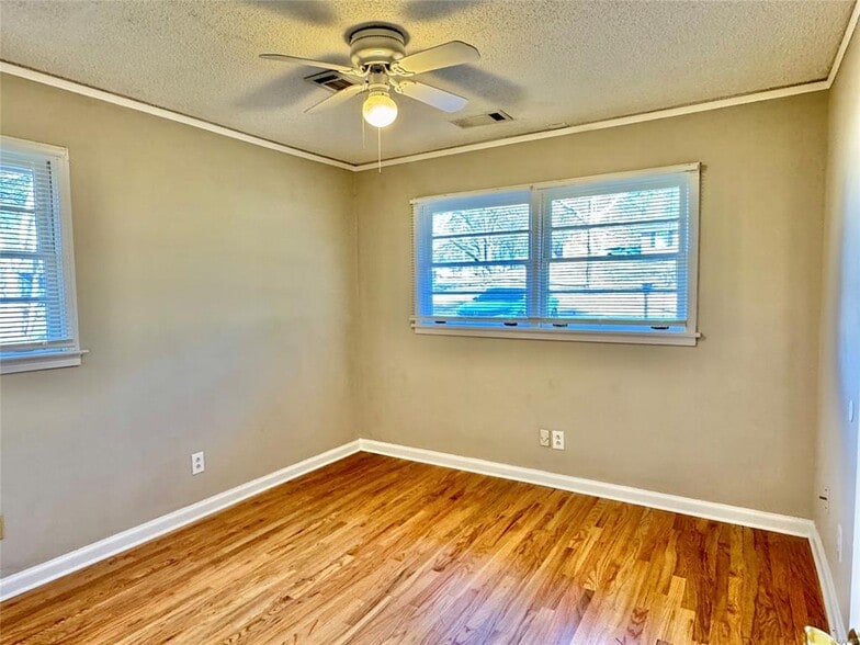 Building Photo - 1100 Lombard Dr