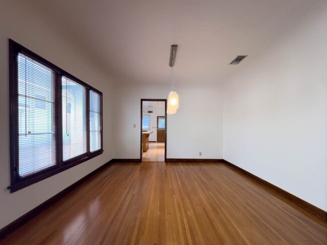 Building Photo - Storybook 3BR Home in Pretigious Rossmoyne...