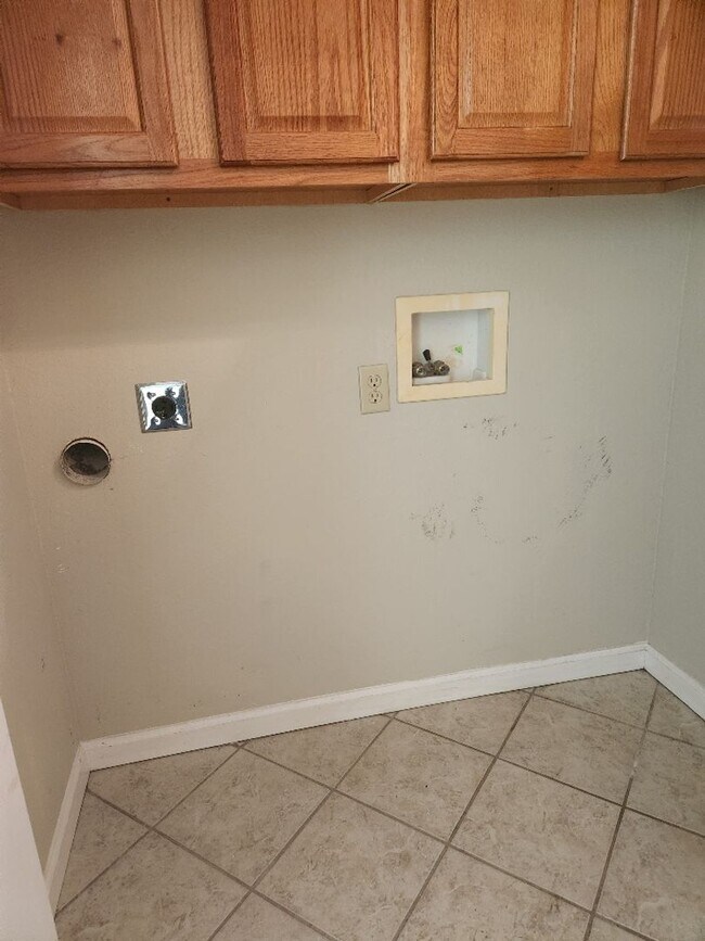 Building Photo - 2/2 Lower Unit Condo