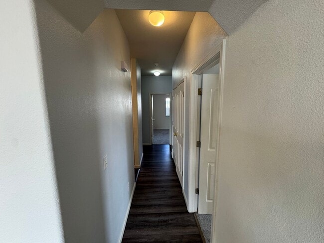 Building Photo - Quiet Home on Cul-De-Sac Available now!!