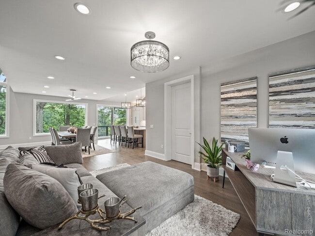 Building Photo - 3511 Lakecrest Dr