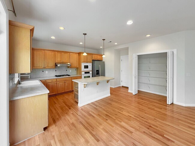 Building Photo - Charming Bothell 4BR Home w/ Bonus, Porch Swing & Private Backyard Awning